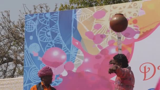 Jaipur India March 2019 Повільний Кліп Руху Танцюриста Глечиком Води — стокове відео