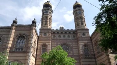 Budapeşte, Hungary 'deki Dohany Caddesi' ndeki büyük sinagoga doğru yürürken vibratör klibini kapat.