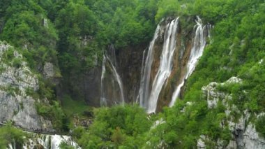 Hırvatistan 'daki Plitvice Gölleri Ulusal Parkı' ndaki veliki Şelalesi 'nin virajı yakın mesafede, veliki Tokadı parktaki en yüksek şelaledir.