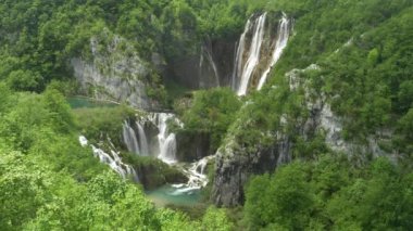 Hırvatistan 'daki Plitvice Gölleri Ulusal Parkı' ndaki en yüksek şelale olan veliki şelalesinin yüksek açılı görüntüsü