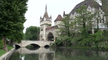 Vajdahunyad Kalesi 'nin eğik manzarası ve Budapeşte, Hungary' deki Lake City Park 'taki yansıması.