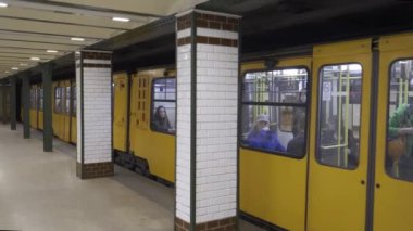 BUDAPEST, HUNGARY - 27 MAYIS 2019: Budapeşte 'de bir metro istasyonuna tren geliyor, hungary