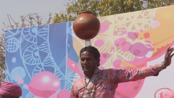 Jaipur India Március 2019 Lassított Felvétel Egy Férfi Előadóművész Táncol — Stock videók