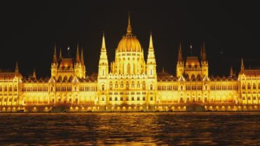 Gece vakti Budapeşte 'deki Macar parlamentosuna yaklaş, hungary.