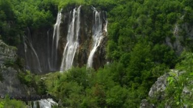 Hırvatistan 'daki Plitvice Gölleri Ulusal Parkı' ndaki veliki Şelalesi 'nin virajı yakın mesafede, veliki Tokadı parktaki en yüksek şelaledir.