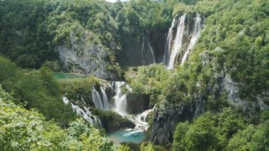 Hırvatistan 'daki Plitvice Gölleri Ulusal Parkı' ndaki veliki şelalesinin yavaş çekim manzarası