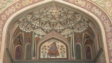 JAIPUR, INDIA - 22 Mart 2019: Jaipur, Hindistan 'daki kehribar kalesi sarayındaki Ganesh pol tablosuna yakınlaş