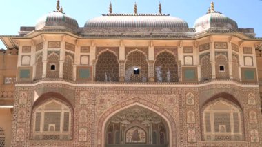 JAIPUR, INDIA - 22 Mart 2019: Hindistan 'ın Jaipur kentindeki Kehribar Kalesi' ndeki Ganesh pol kapısının dışını kapatın