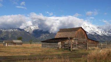 Wyoming 'deki Grand Teton Ulusal Parkı' nda sonbahar karlı ve bulutlu mormon tarlaları.