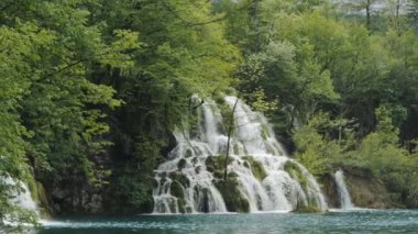 Milanovacki 'nin ağır çekim tavası Hırvatistan' daki Plitvice Gölleri Ulusal Parkı 'na şelale tokatladı