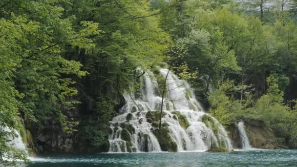 Slow Motion Pan Milanovacki Slå Vattenfall Vid Plitvicesjöar Nationalpark Croatia — Stockvideo