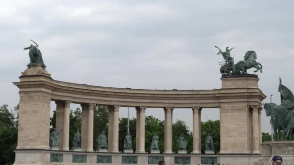 Panning Clip Derecho Del Monumento Del Milenio Budapest Hungary — Vídeo de stock