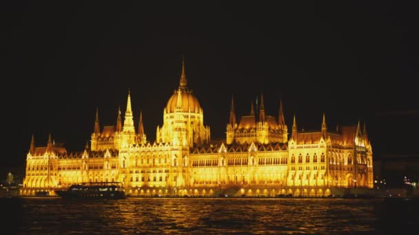ハンガリー議会とハンガリーのツアーボートを眺めながら — ストック動画