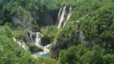 Hırvatistan 'daki Plitvice Gölleri Ulusal Parkı' ndaki veliki şelalesinin yüksek açılı görüntüsü