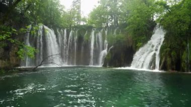 Galovacki buk şelalesinin bahar zamanı Plitvice Gölleri Ulusal Hırvat Parkı