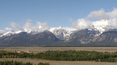 Teton sıradağlarının yakınındaki Grand Teton Ulusal Parkı, Jackson, Wyoming 'de taze sonbahar karıyla kaplı.