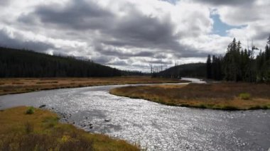 Amerika Birleşik Devletleri 'ndeki Yellowstone Ulusal Parkı' ndaki Lewis Nehri 'nde sonbahar manzarası