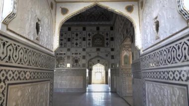 JAIPUR, INDIA - 22 Mart 2019: Jaipur, Hindistan 'daki Amber Kalesi' nde bir koridora yakınlaş