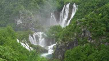 Plitvice 'deki en büyük şelale olan veliki tokadı yağmurlu bir günde Hırvatistan' daki Plitvice gölleri ulusal parkında