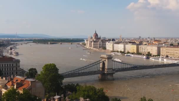 Tiro Ângulo Largo Rio Danúbio Uma Tarde Primavera Budapest Hungary — Vídeo de Stock