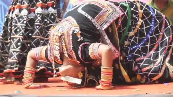 Jaipur India Mars 2019 Kvinnlig Dansare Böjer Sig Bakåt Plockar — Stockvideo