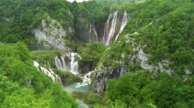 Hırvatistan 'daki Plitvice Ulusal Parkı' nda geniş açılı bir veliki şelalesi vuruşu