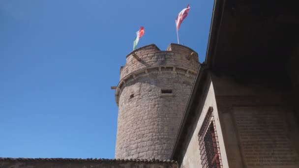 Trento Itália Junho 2019 Torre Com Bandeira Italiana Arvorando Castelo — Vídeo de Stock