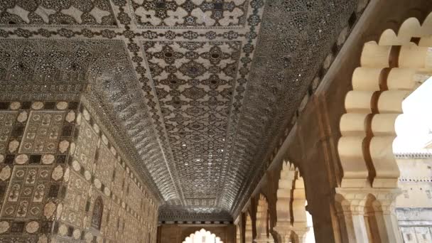 2019年3月22日 印度斋浦尔琥珀要塞宫殿天花板上的镜子瓦的全景 — 图库视频影像