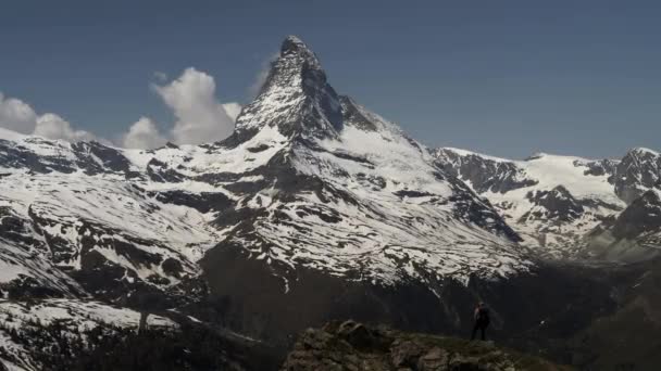 Μεγέθυνση Έναν Πεζοπόρο Θαυμάζοντας Βουνό Matterhorn Στο Zermatt Ελβετία — Αρχείο Βίντεο
