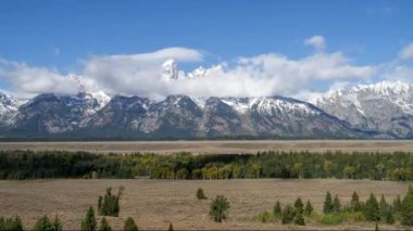 Fırtına bulutları Wyoming, ABD 'deki Grand Teton Ulusal Parkı' ndaki Teton Dağları 'ndan kalkıyor.