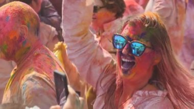JAIPUR, INDIA - 21 Mart 2019: Jaipur, Hindistan 'da bir holi partisinde mavi güneş gözlüğü takan bir turistin yavaş çekim çekimi