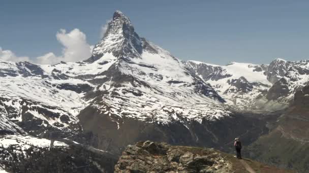 Weitwinkelschwenkclip Des Matterhorns Einem Frühlingsmorgen Zermatt Schweiz — Stockvideo
