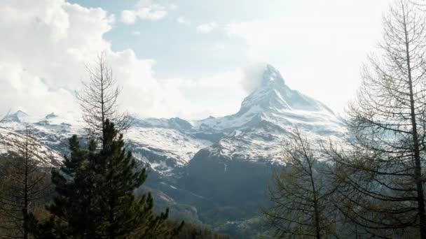 Frühjahrsnachmittagsaufnahme Des Matterhorns Und Eines Waldes Bei Zermatt Schweiz — Stockvideo