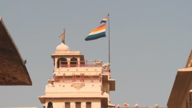 Hanedanın bayrağının yavaş çekim klibi Jaipur, Hindistan 'daki Chandra Mahal' in üzerinde dalgalanıyor.