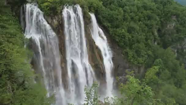Hög Bild Veliki Örfil Det Största Vattenfallet Vid Plitvicesjöar Nationalpark — Stockvideo