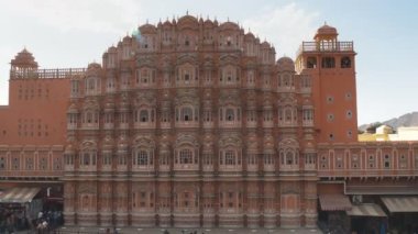 JAIPUR, INDIA - 20 Mart 2019 Jaipur, India 'daki Hawaii Mahal sarayının geniş açı görüntüsü - 4K 60p