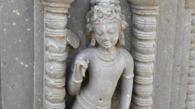 Chand Baori 'deki bir heykele zum yap. Hindistan' ın Rajasthan eyaletindeki Abhaneri köyünde bir Stepwell.