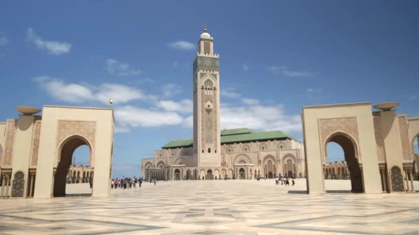 モロッコのカサブランカにあるハッサン2世モスクへの入り口の広い眺め — ストック動画
