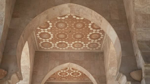 モロッコのカサンブランカにあるハサン2世モスクの天井に飾られた装飾模様です — ストック動画