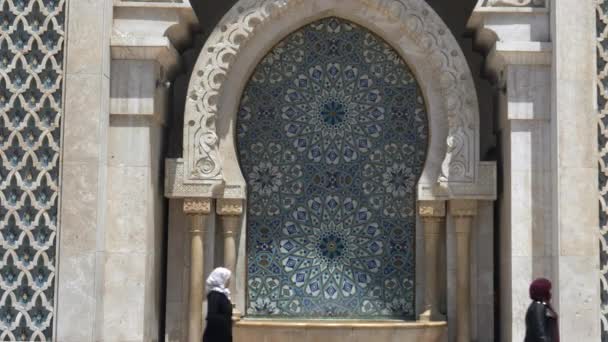 Dwie Muzułmanki Przechodzą Obok Fontanny Ablucji Hassan Meczecie Casablance Morroco — Wideo stockowe