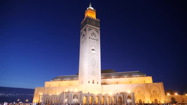 カサブランカ モロッコ 2019 カサブランカ モロッコで夜にハサン2モスクとミナレットの傾斜ダウンショット — ストック動画