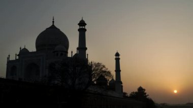 Hindistan 'da gün batımında siluetli Tac Mahal' i kapatın.