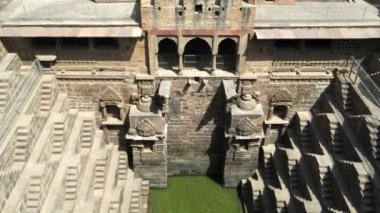Chand Baori 'deki suya zum yap. Hindistan' ın Rajasthan eyaletindeki Abhaneri köyünde bir Stepwell.