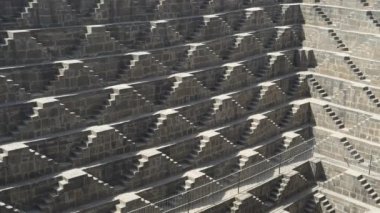 Chand Baori 'deki basamakları kapatın. Hindistan' ın Rajasthan eyaletindeki Abhaneri köyünde bir Stepwell.