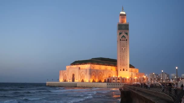 Zoom Zmierzchu Ujęcia Pięknego Podświetlanego Meczetu Hassan Casablance Morroco — Wideo stockowe