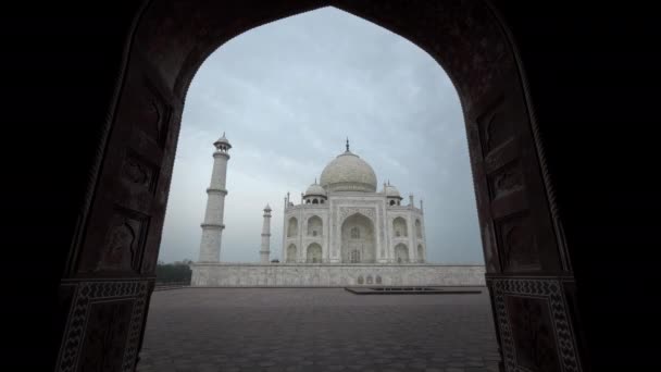 Agra India Marca 2019 Poranne Ujęcie Mahalu Tajskiego Oprawionego Łukiem — Wideo stockowe