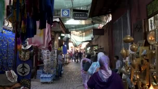 Marrakech Morocco June 2019 Gimbal Stabilizer Clip Walking Vendors Stores — Vídeo de stock