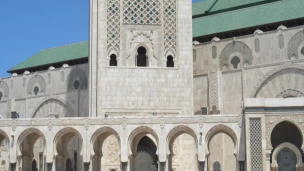 モロッコのカサブランカにあるハサン2世モスクのミナレットを間近に見ることができます — ストック動画