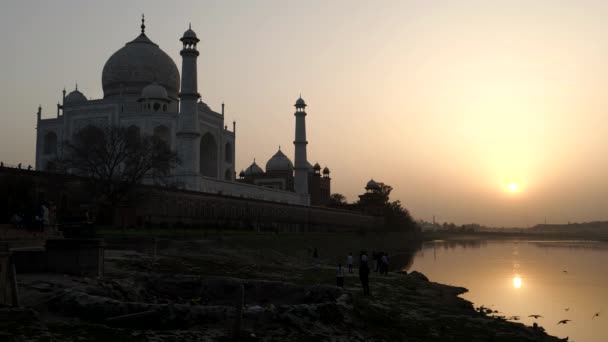 Hindistan Agra Daki Yamuna Nehrinin Kıyısındaki Ghatlardan Tac Mahal Günbatımı — Stok video