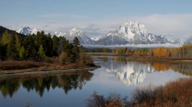 Grand Teton Ulusal Parkı 'ndaki Moran Dağı' nın Wyoming 'deki Oxbow dönemecinden sonbahar sabahı manzarası.